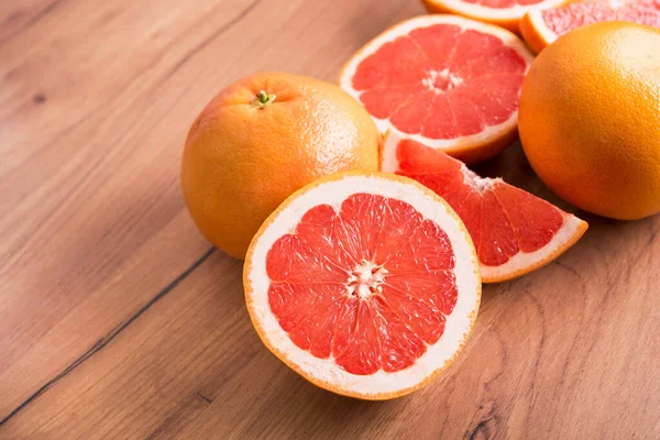 Close Van Gesneden Sappige Grapefruit Stukken Een Houten Keukentafel — Stockfoto