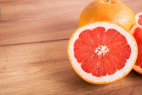 Close Van Rauwe Biologische Grapefruitstukjes Een Houten Keukentafel Kopieer Ruimte — Stockfoto