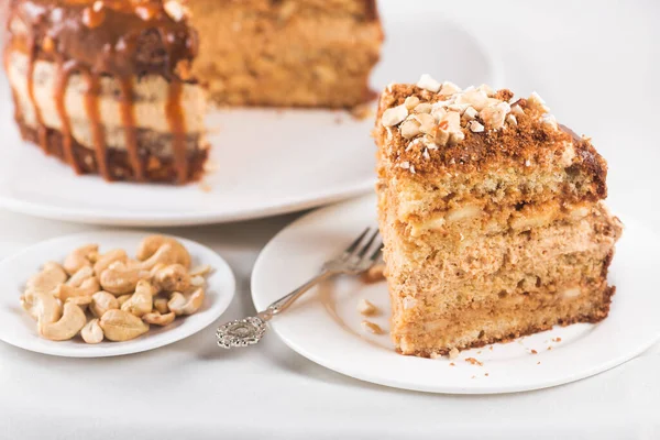 Leckeres Stück Kuchen Mit Nüssen Auf Weißem Hintergrund Süßes Dessert — Stockfoto