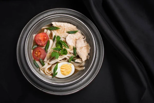 Japanse Ramen Noedels Soep Een Zwarte Tafel Aziatisch Eten Zicht — Stockfoto