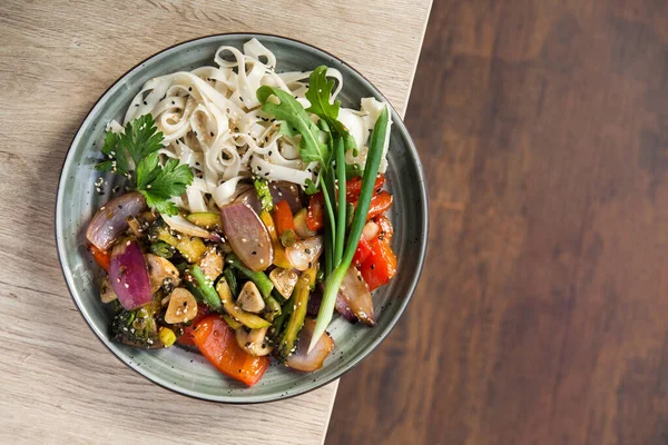 Masada Erişteli Wok Sebze Asya Yemekleri Yukarıdan Görünüm — Stok fotoğraf