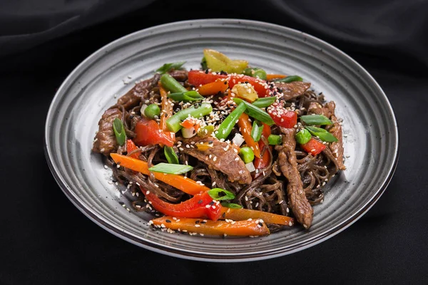 Et, sebze, kuşkonmaz ve karabiberli waok makarna. Asya yemeği.