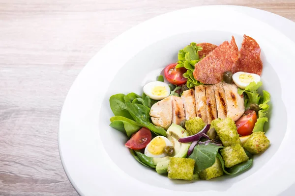 Ensalada Fresca Con Filete Aguacate Tomate Espinacas Comida Sana Cerca —  Fotos de Stock