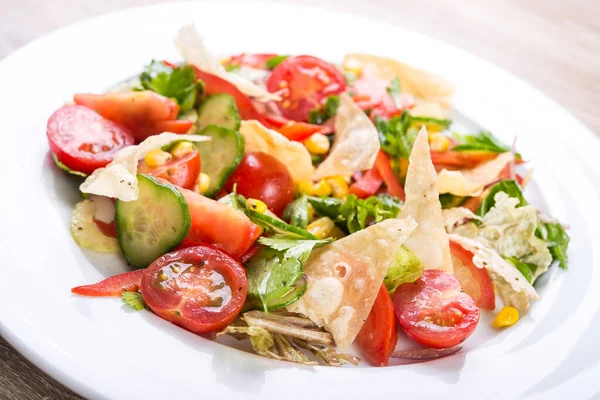 トマトと新鮮なサラダ キュウリ 油とコーンとチップ 前菜料理 — ストック写真