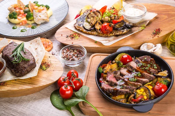 Mesa Forrada Com Pratos Bife Carne Assada Panela Cavala Com — Fotografia de Stock