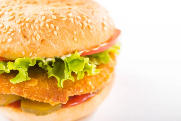 Beyaz arka planda izole edilmiş taze klasik burger.