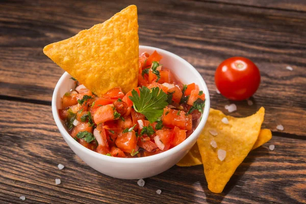 Mexikansk Tomatsalsa Med Tortillachips Ett Träbord Royaltyfria Stockbilder