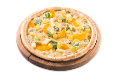 Beyaz arka planda muz, üzüm ve nane aromalı meyveli pizza.