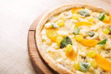 Muzlu, üzümlü ve naneli meyveli pizzayı kapat. en üstteki görünüm