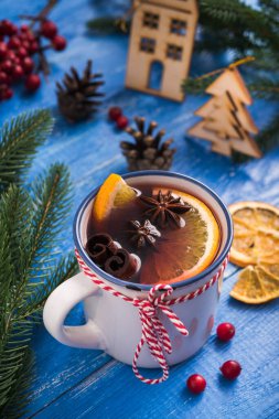 Sıcak noel, ahşap mavi masada baharatlı şarap. Geleneksel tatil yemekleri konsepti.