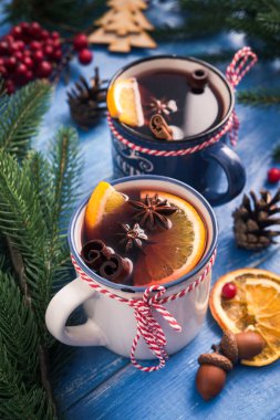 Sıcak noel, ahşap mavi masada baharatlı şarap. Geleneksel tatil yemekleri konsepti.