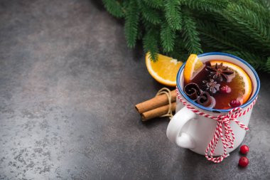 Yılbaşı, gri taş bir masada baharatlı kırmızı şarap. Kış tatili geçmişi.