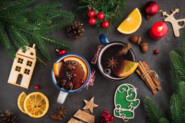 Yılbaşı, gri taş bir masada baharatlı kırmızı şarap. Kış tatili geçmişi. Üst düzlük