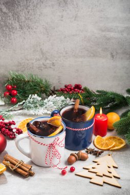 Baharatlı şarap ve beyaz bir arka planda noel süsü. Yeni yıl tatili konsepti.