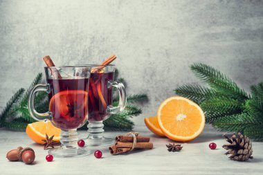 Gri taşlı arka planda iki kırmızı şarap.