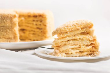 Beyaz masa örtüsü üzerinde tatlı Napolyon pastası. Tatlı yemek..