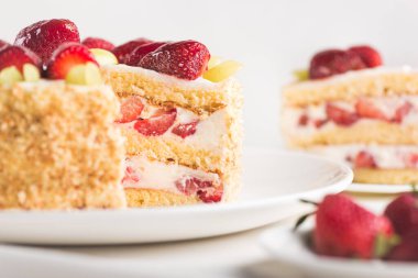 Beyaz masa örtüsü üzerinde tatlı çilekli pasta. Ev yapımı lezzetli yemekler..