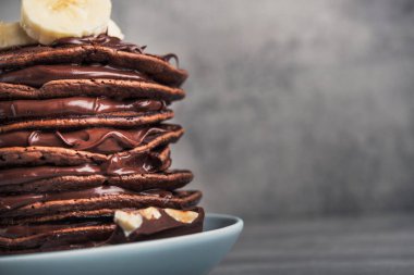 Taş zeminde çikolatalı krep. Yüksek kalorili kahvaltı. Sağlıklı yemek değil