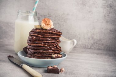 Taş zeminde çikolatalı krep. Yüksek kalorili kahvaltı. Sağlıklı yemek değil