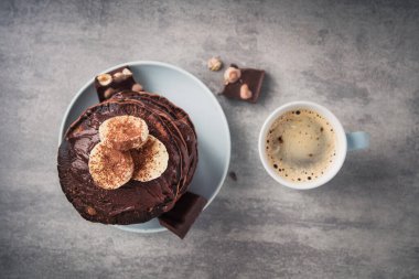 Ev yapımı krep, çikolata, fındık ve kahve fincanı. Yüksek kalorili kahvaltı. en üstteki görünüm