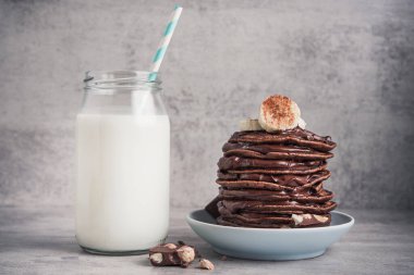 Üzerinde muz olan çikolatalı krep. Yüksek kalorili kahvaltı. abur cubur