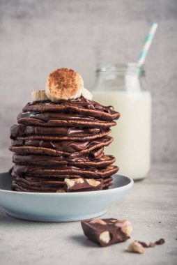 Taş zeminde çikolatalı krep. Yüksek kalorili kahvaltı. Sağlıklı yemek değil