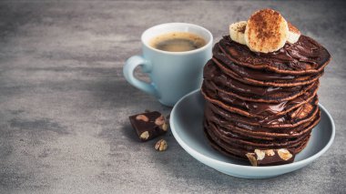 Ev yapımı krep, çikolata, fındık ve kahve fincanı. yüksek kalorili kahvaltı