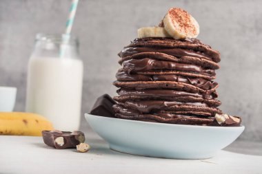 Üzerinde muz olan çikolatalı krep. Yüksek kalorili kahvaltı. abur cubur