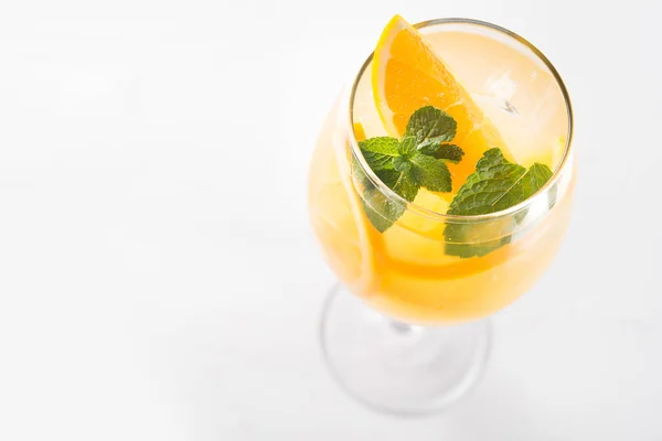 Färsk Orange Cocktail Glas Vit Bakgrund — Stockfoto