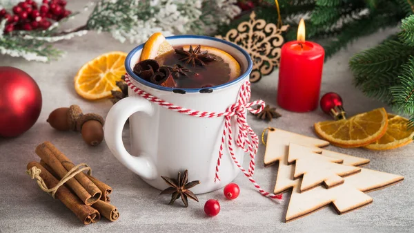 Glühwein Mit Gewürzen Und Weihnachtsdekoration Auf Weißem Steingrund Neujahrsferien Konzept — Stockfoto