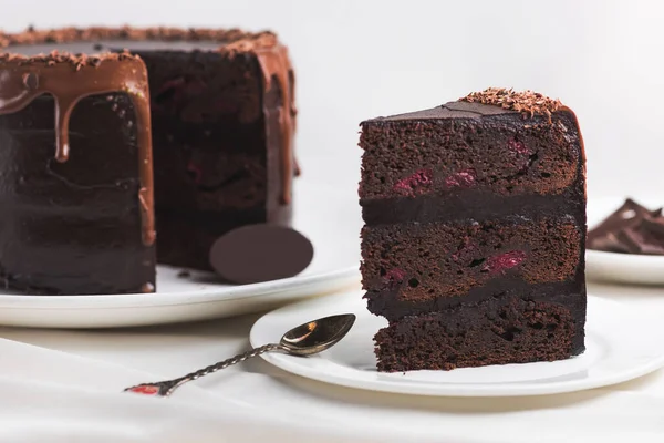 Beyaz masa örtüsü üzerinde bir parça çikolatalı pasta. Lezzetli kalori yemeği..