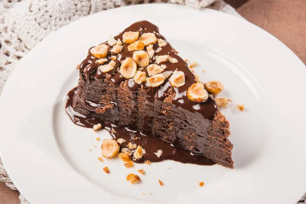 Leckere Schokoladenkuchenscheibe Mit Nüssen Auf Weißem Teller — Stockfoto