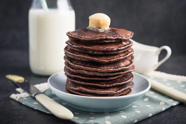 Una Pila Pancake Cioccolato Con Burro Latte Bottiglia Fondo Pietra — Foto Stock