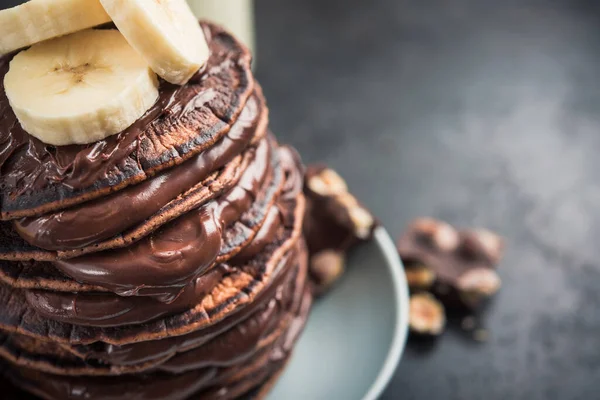 Üzerinde muz olan çikolatalı krep. Yüksek kalorili kahvaltı. abur cubur