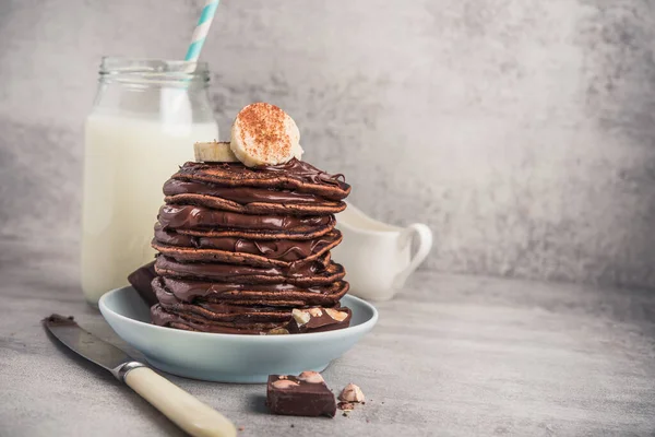 Taş zeminde çikolatalı krep. Yüksek kalorili kahvaltı. Sağlıklı yemek değil