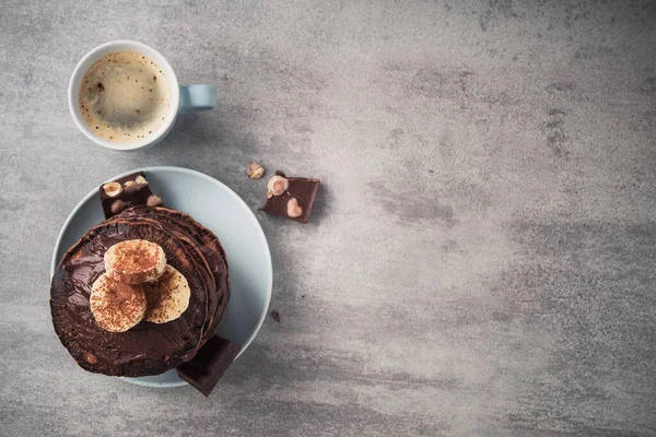 Frittelle Fatte Casa Con Cioccolato Noci Tazza Caffè Tavolo Pietra — Foto Stock