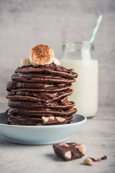 Taş zeminde çikolatalı krep. Yüksek kalorili kahvaltı. Sağlıklı yemek değil