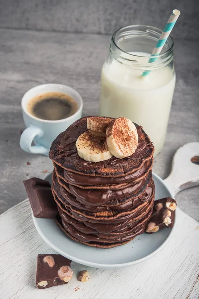 Ev yapımı krep, çikolata, fındık ve kahve fincanı. yüksek kalorili kahvaltı