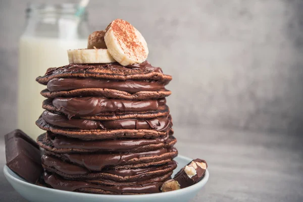 Taş zeminde çikolatalı krep. Yüksek kalorili kahvaltı. Sağlıklı yemek değil