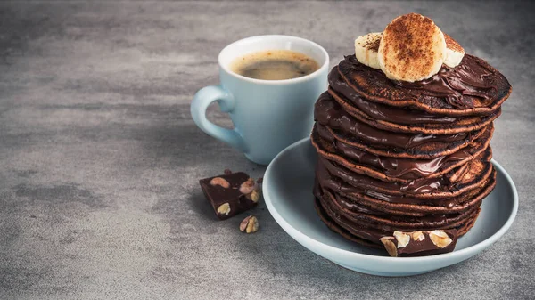 Ev yapımı krep, çikolata, fındık ve kahve fincanı. yüksek kalorili kahvaltı