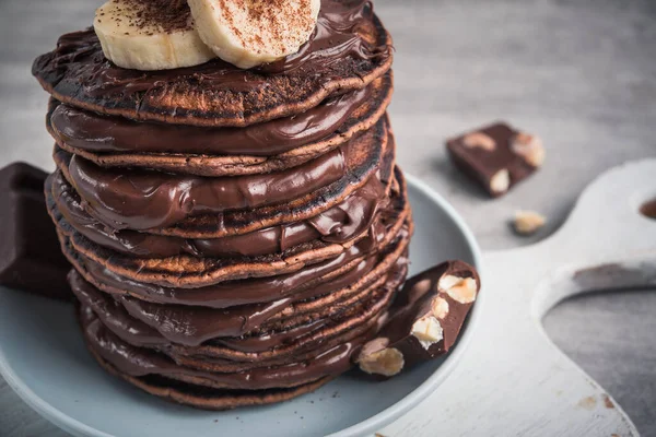 Taş zeminde çikolatalı krep. Yüksek kalorili kahvaltı. Sağlıklı yemek değil