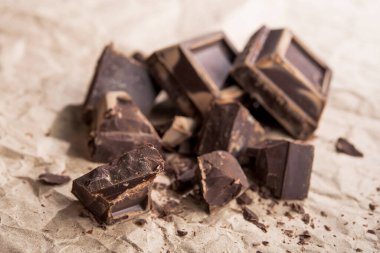 El işi kağıdında lezzetli siyah çikolata parçaları.