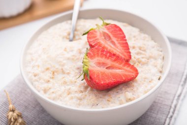 Kırmızı taze çilekli yulaf ezmesi.