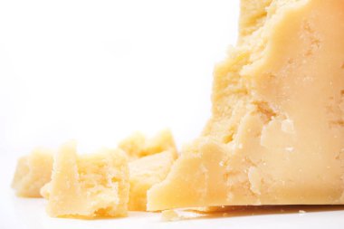 Beyaz arkaplanda yalıtılmış parmesan peyniri parçaları