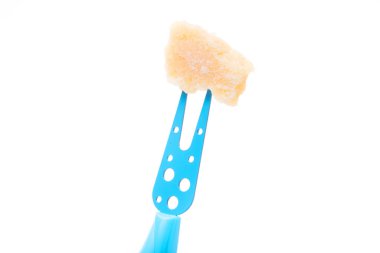 Parmesan peyniri ve bıçak parçaları beyaz arka planda izole edilmiş.