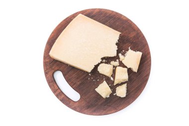 Beyaz arka planda izole edilmiş tahta kesim tahtasındaki parmesan peyniri parçaları. en üstteki görünüm