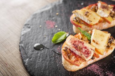 Lezzetli İtalyan bruschetta peynirli, peynirli ve şeftalili..