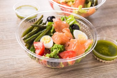 Somon, yumurta, domates ve kuşkonmaz salatalı plastik beslenme çantası. Sağlıklı öğle yemeği..