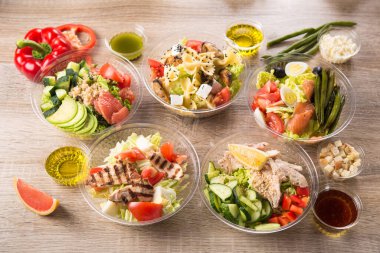 Taze salatalı bir paket yiyecek plastiği. Sağlıklı yiyecekler. Üst görünüm.