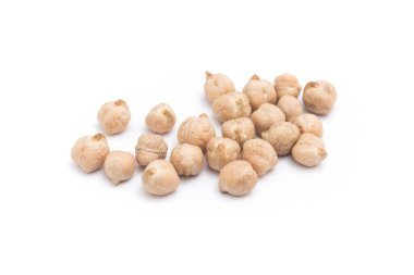 Beyaz arka planda izole edilmiş nohut taneleri. Vegan ve trend gıdalar.